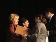 B. Blaháčová a E. Kurbelová získavajú pamätný list riaditeľky HNK v Prievidzi „Za dlhoročnú knižničn
